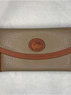 Vintage Dooney & Bourke Taupe Pebbled Leather Continental Wallet with Tan Trim